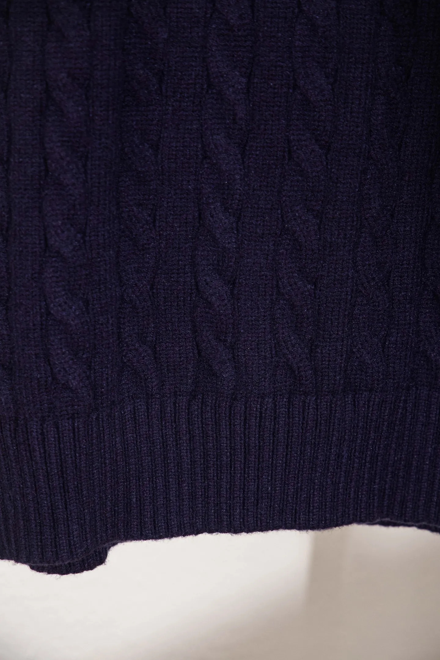 P210 model number: Y195 Ralph Lauren men's round neck sweater men's hemp flower original collar sweater. The version is really good-looking. It can be worn alone or as a jacket to be worn inside or outside. The upper body shows personal fashion charm. Four colors are available. The same style for men and women. A must-see item for new summer products. Tag, hanging grain, washed, packaging bag, full set of accessories. Very good appearance, super exquisite workmanship. Size: S-XL